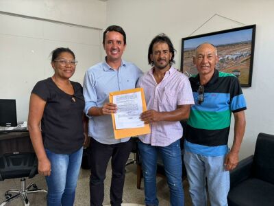 Imagem da notícia Prefeito Rodrigo Freitas regulariza imóveis e entrega novas escrituras para as famílias de Cassilândia
